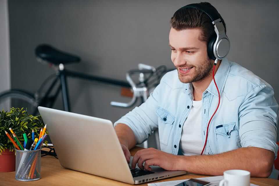 Descubre los beneficios de escuchar música en el trabajo